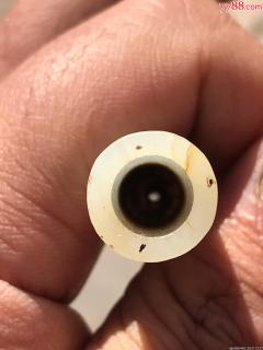 老和田玉烟嘴,脖上有道石棉线不是硬伤裂,底有细沁纹线,整体还不错,品