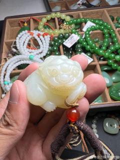 白玉貔貅手把件